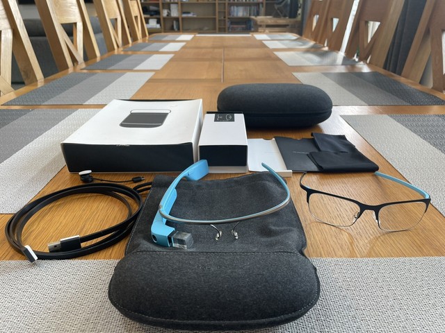 Pacchetto Google Glass Blue Explorer Edition 2 custodie obiettivo extra cavo caricabatterie- Pacchetto Google Glass Blue Explorer Edition 2 custodie obiettivo extra cavo caricabatterie-