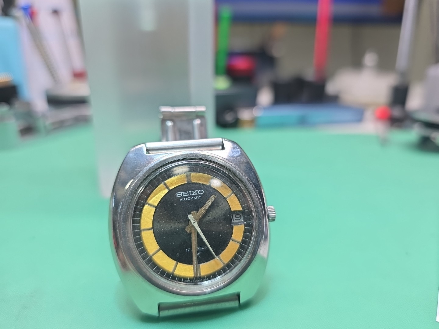 Seiko 7005-7070 Vintage Automatic Watch-Made in Japan-Runs well