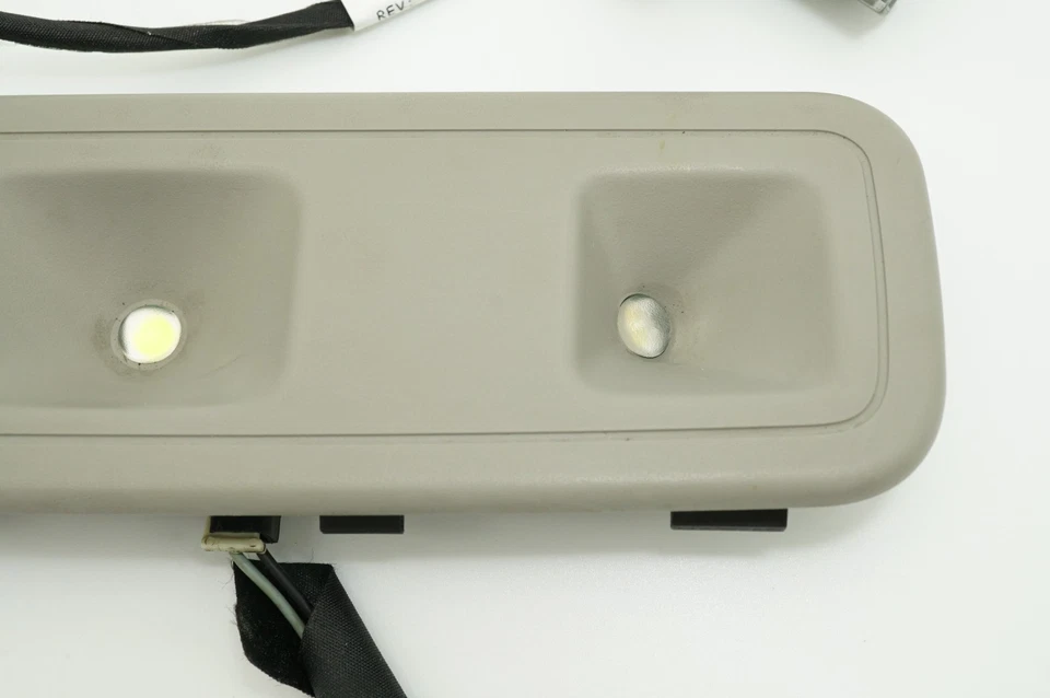 🔅2015-2020 CHEVROLET Suburban oem Dome Lamp Assembly & Wiring Harness - Image 4 of 4