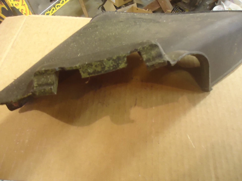 Deflector de conducto de hierba de una cortadora de césped Craftsman Foto 2 de 3