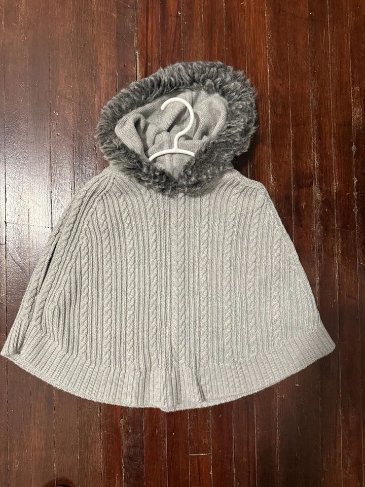 Suéter poncho suéter gris con capucha forrada de piel talla 5 Gap para niñas Foto 4 de 4