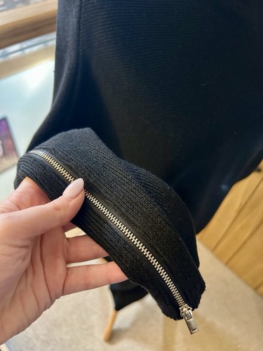 Neuwertiges geripptes Pulloverkleid Samt mit Reißverschlussärmeln schwarz Größe M  - Bild 8 von 12