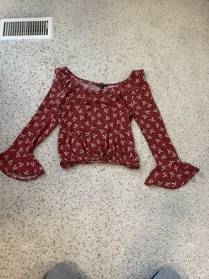 American Eagle Red Floral Boho Blouse Both on or Off the Shoulder flared sleeves