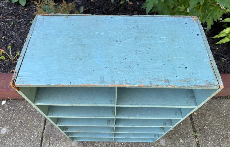 Antiguo gabinete clasificador de correo de madera pintada industrial vintage cubículo 36" H Foto 4 de 4