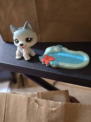 Littlest Pet Shop,  Husky #1563 with Platform