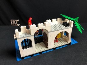 1991 LEGO 6267 Pirates Pirates I Imperial Soldiers Lagoon Lock-Up