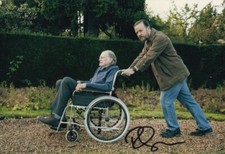 RICKY GERVAIS signed Autogramm 20x30cm AFTER LIFE in Person autograph COA