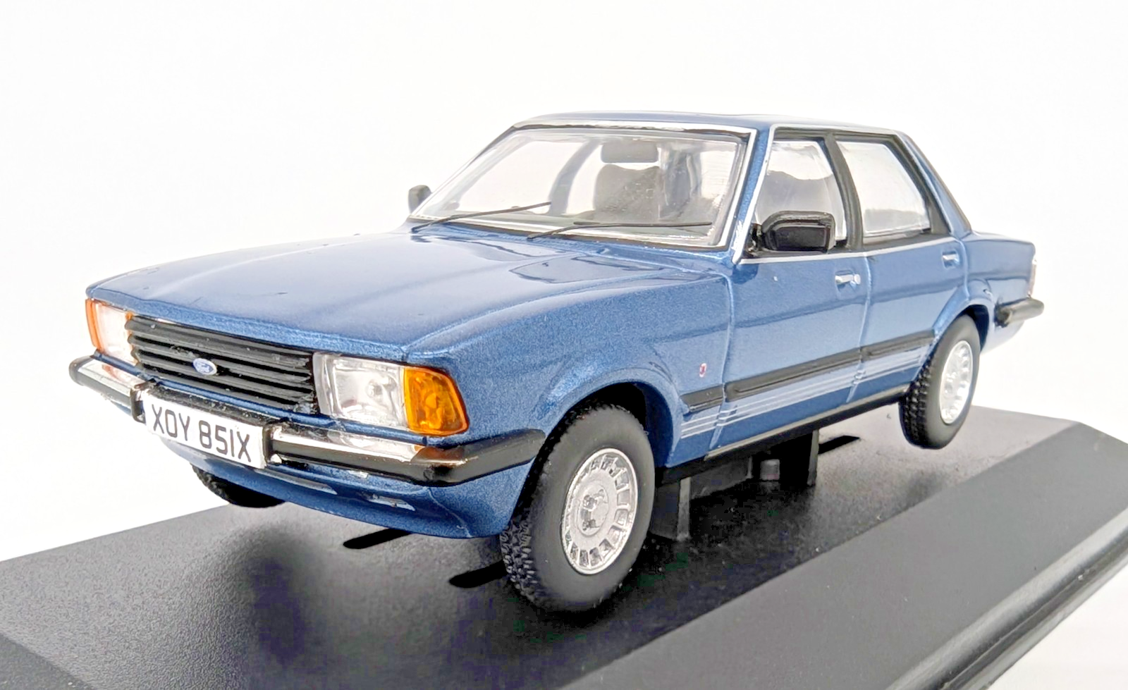 Corgi Vanguards Ford Cortina Mk5 2.3 Ghia Titan Blue VA15007