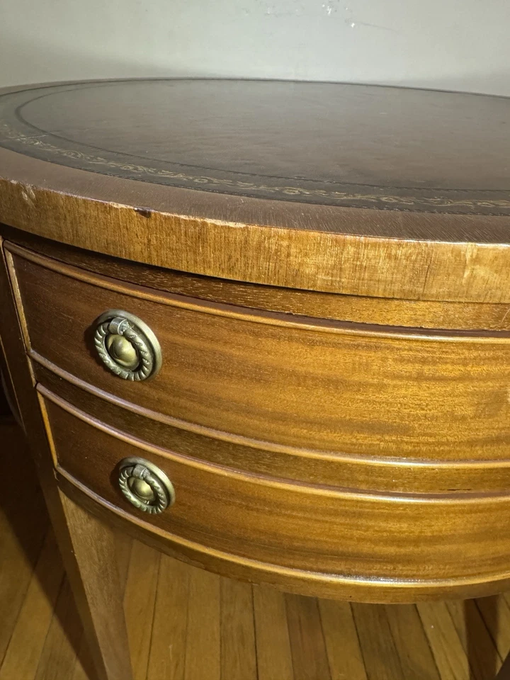 "Mesa auxiliar de tambor vintage de 28"" con tapa de cuero, tiradores de latón, ruedas originales" Foto 4 de 4