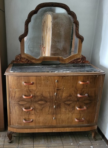Comò a cassettoni con piano in marmo e specchiera anni '40 in stile Chippendale - Foto 6 di 10