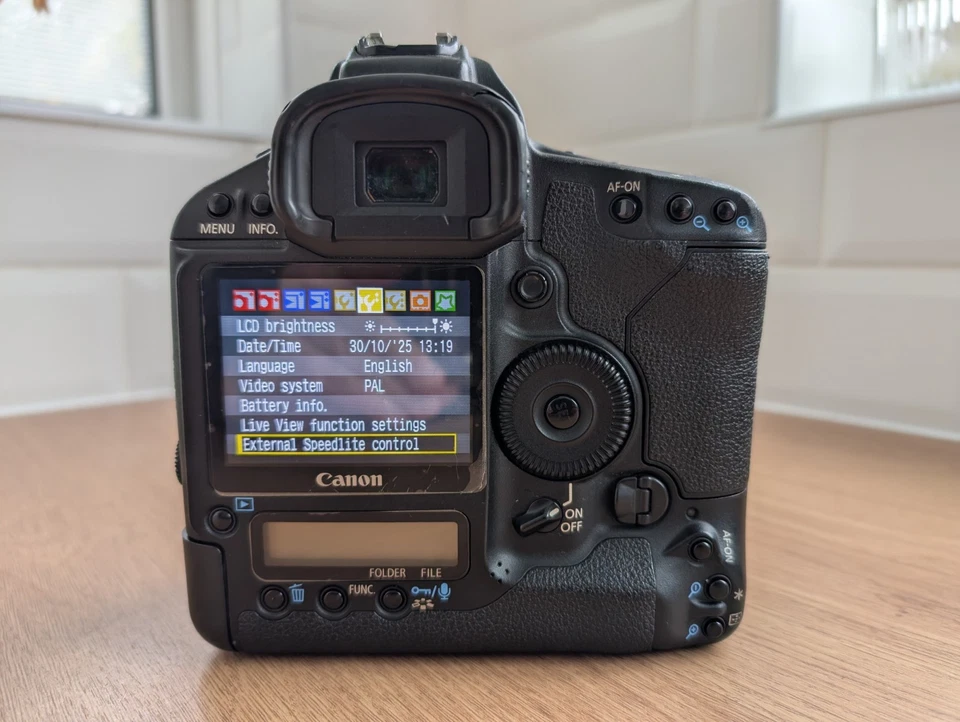 Canon EOS 1D Mark III, photo 4 of 5