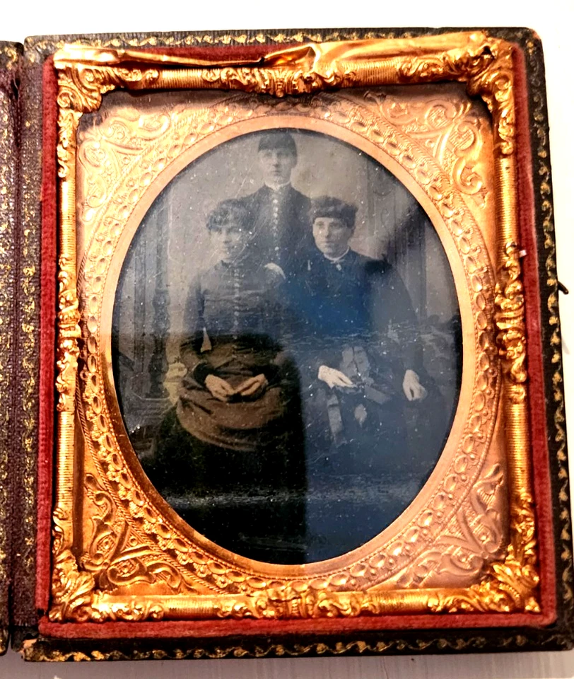 Civil War Tintype Photo, Original, Union Soldier & Women, Gutta Percha Case  - Image 2 of 4