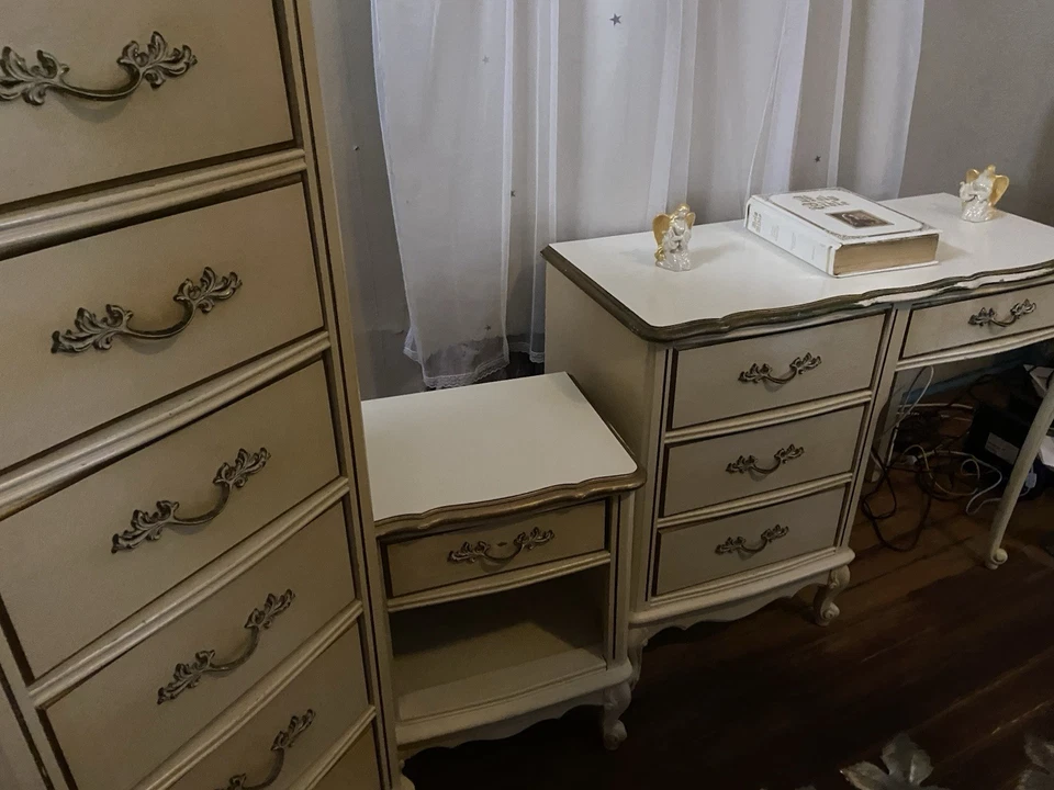 Juego de dormitorio Dixie vintage provincial de 3 piezas. Lino Blanco Foto 2 de 4