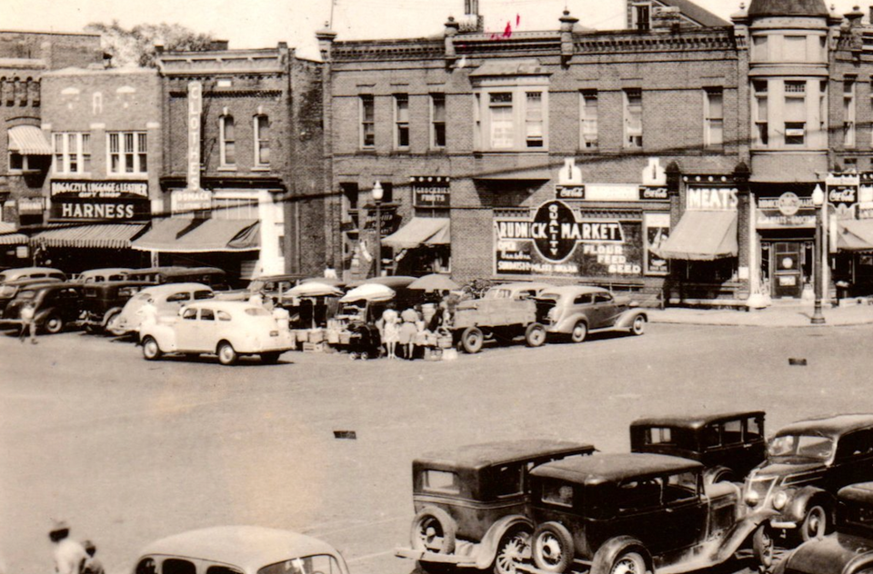 1945 WOW RPPC STEVENS POINT, WI MARKET SQUARE, CARS STORES AD PHOTO