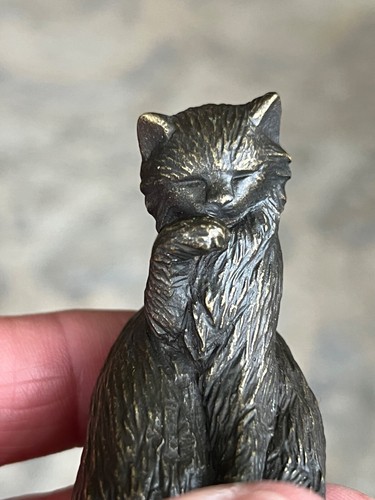 VINTAGE FRANKLIN MINT CAT LICKING PAW ORNAMENT BRONZE 1986
