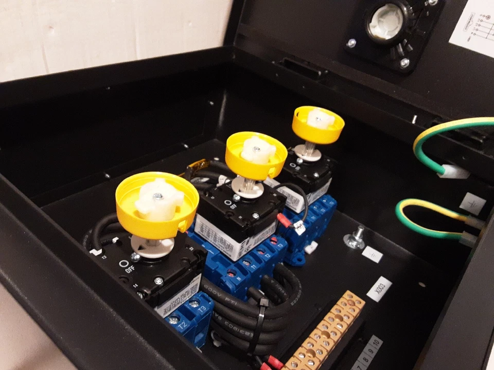 APC SBPSU10K20HC1M1-WP 10-20kW 400V 40A UPC Service Bypass Maintenance Panel - Image 4 of 4