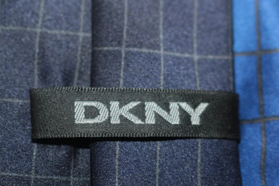 Corbata de seda DKNY hecha en Italia F87420 Foto 4 de 4