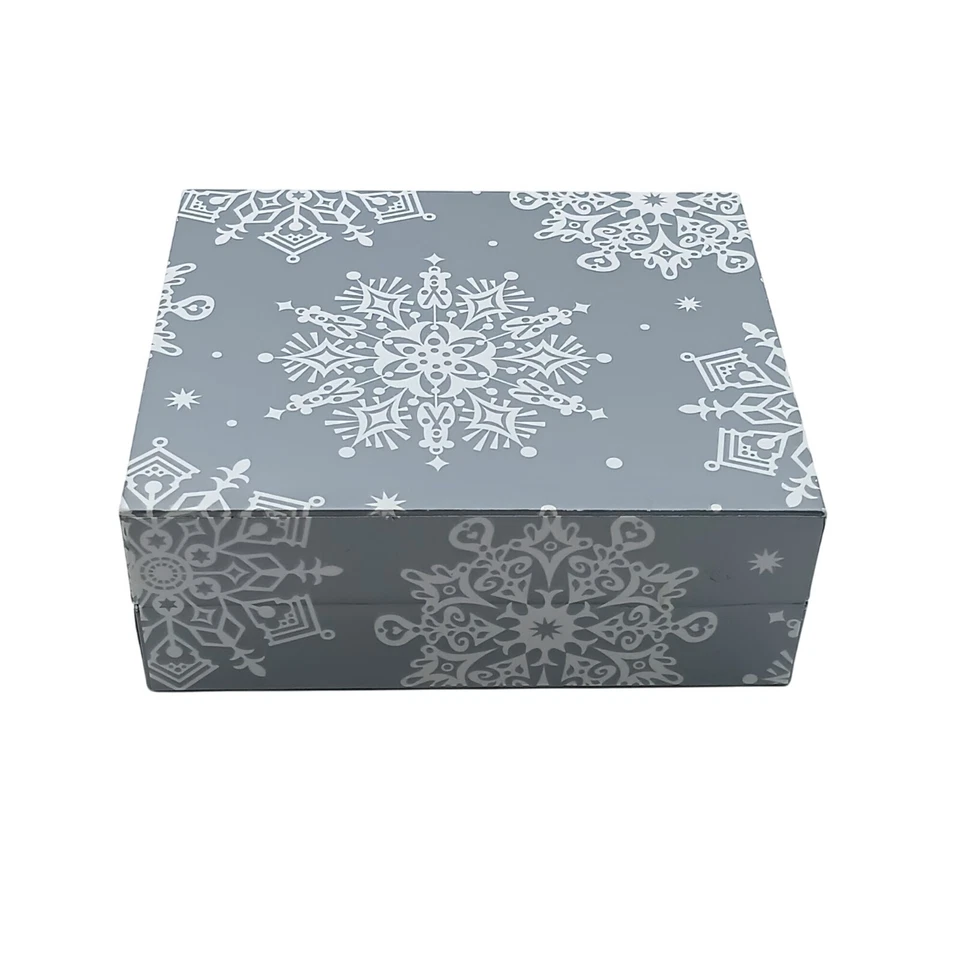 Pendientes tipo argolla clásicos Treasures de oro de 18 quilates sobre latón con topacio blanco y diamante Foto 4 de 4