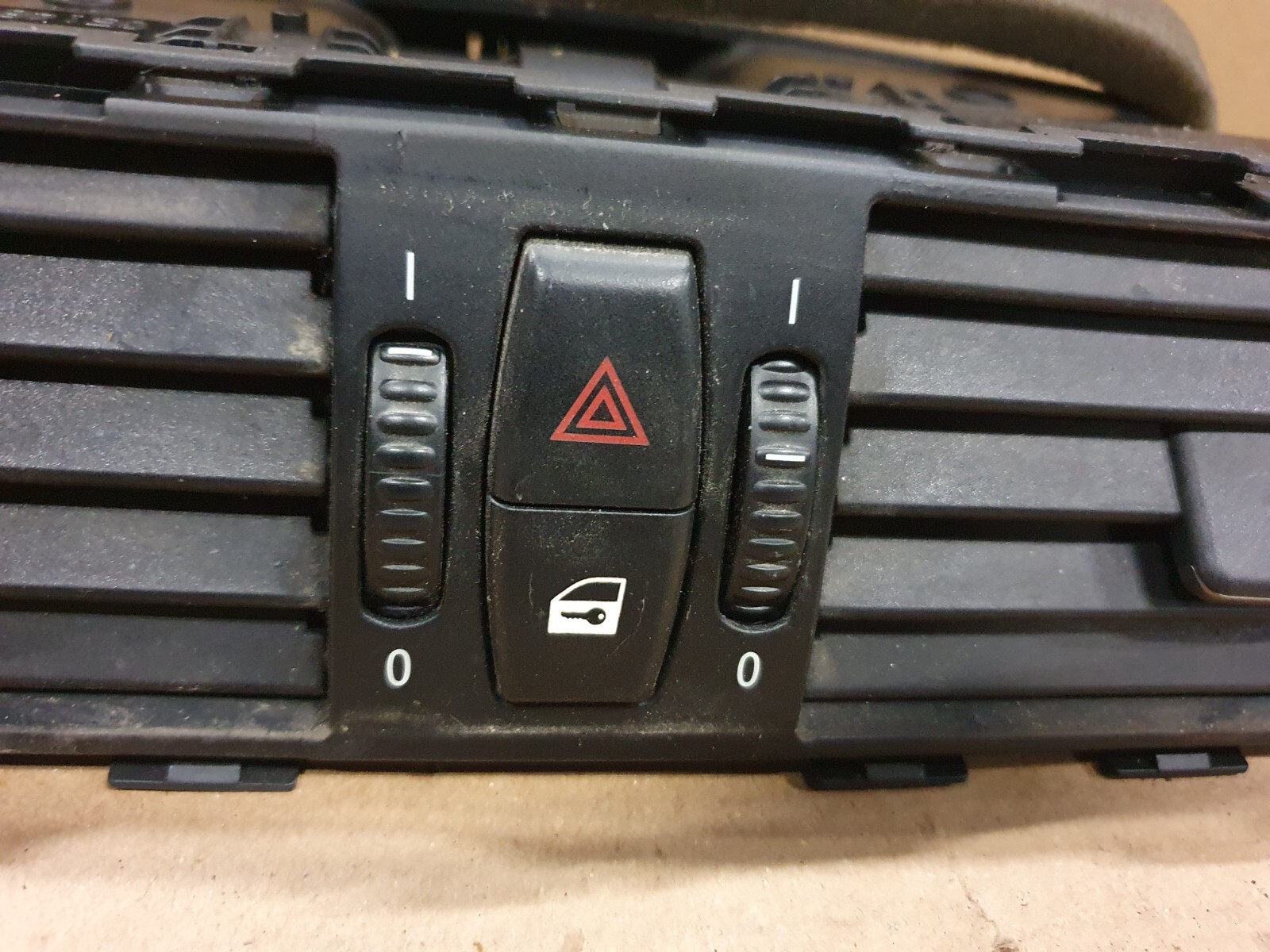 BMW 5 er E60 E61 Frischluftgrill Mitte schwarz 6910734 64226910734 