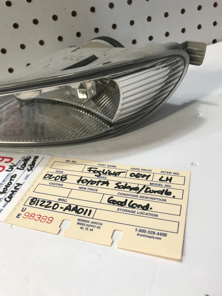Luz antiniebla del lado izquierdo del conductor Toyota Corolla 2004 2005 2006 2007 2008 OEM  Foto 3 de 4