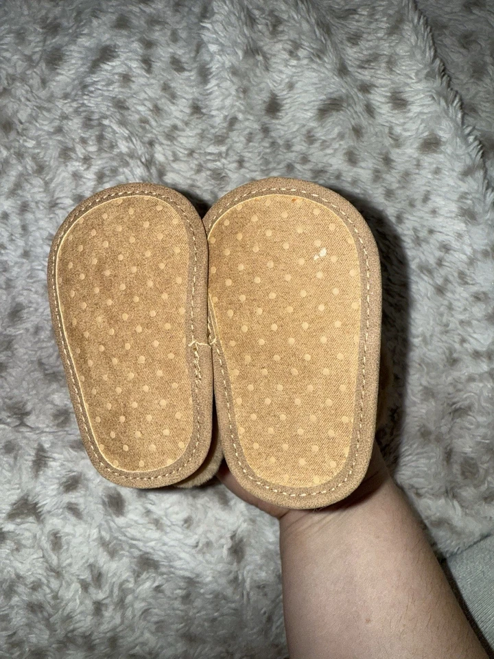 Botines de gamuza marrón forrados de piel sintética infantil talla recién nacido Foto 3 de 4