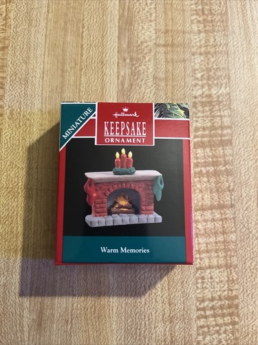 Vintage Hallmark Miniatur Mini Weihnachtsornament warme Erinnerungen Kamin 1990