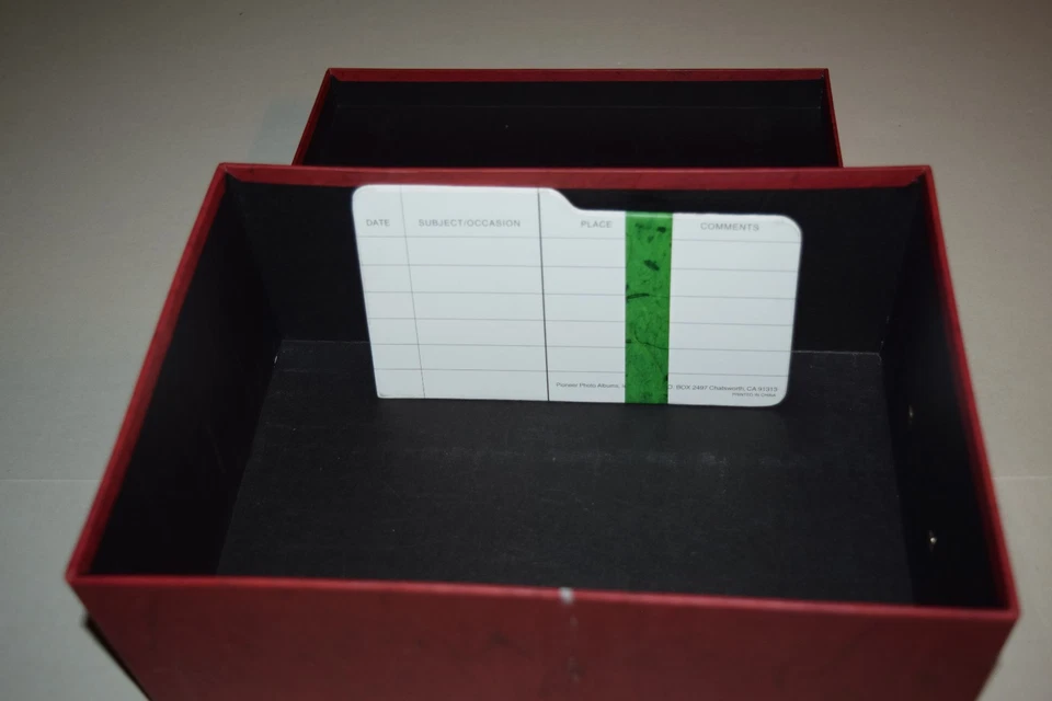 Caja de almacenamiento de fotos con memoria roja Pioneer para 1000 fotos LN 11x8x4" Foto 4 de 4