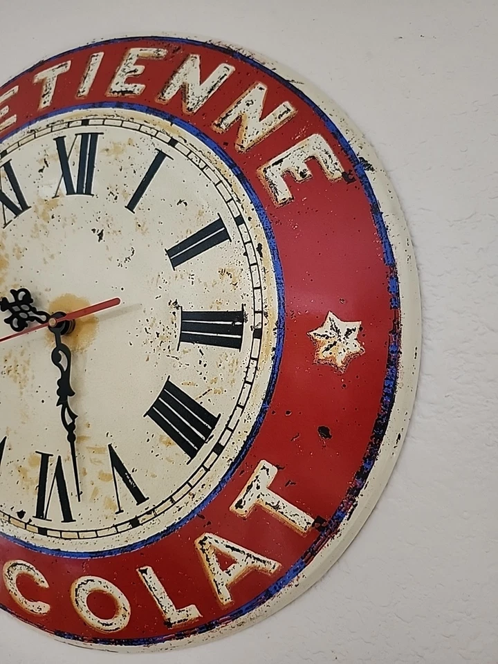 "Reloj de pared de hojalata St Etienne Chocolat 13,5"" de Roger Lascelles Clocks Of London"  Foto 4 de 4