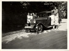 Foto Bad Karlshafen an der Weser, Familie neben dem Automobil - 11290299