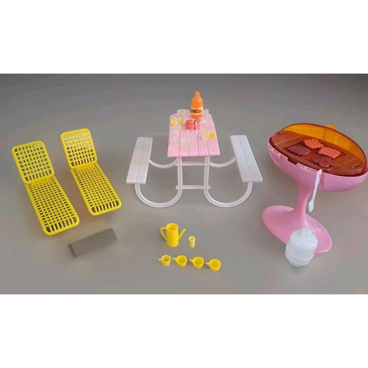 Barbieアームレスト2個セット Barbie All American Picnic Table Grill Lounge Chairs Food Dishes