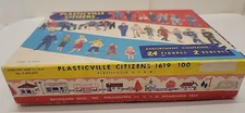 Plasticville - O-O27 - #1619-100 Citizens 22 Unpainted  44 Painted 1 Bench OB