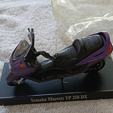 Yamaha Majesty YP 250 DX Diecast Motorcycle Model w/ Stand Purple/Black