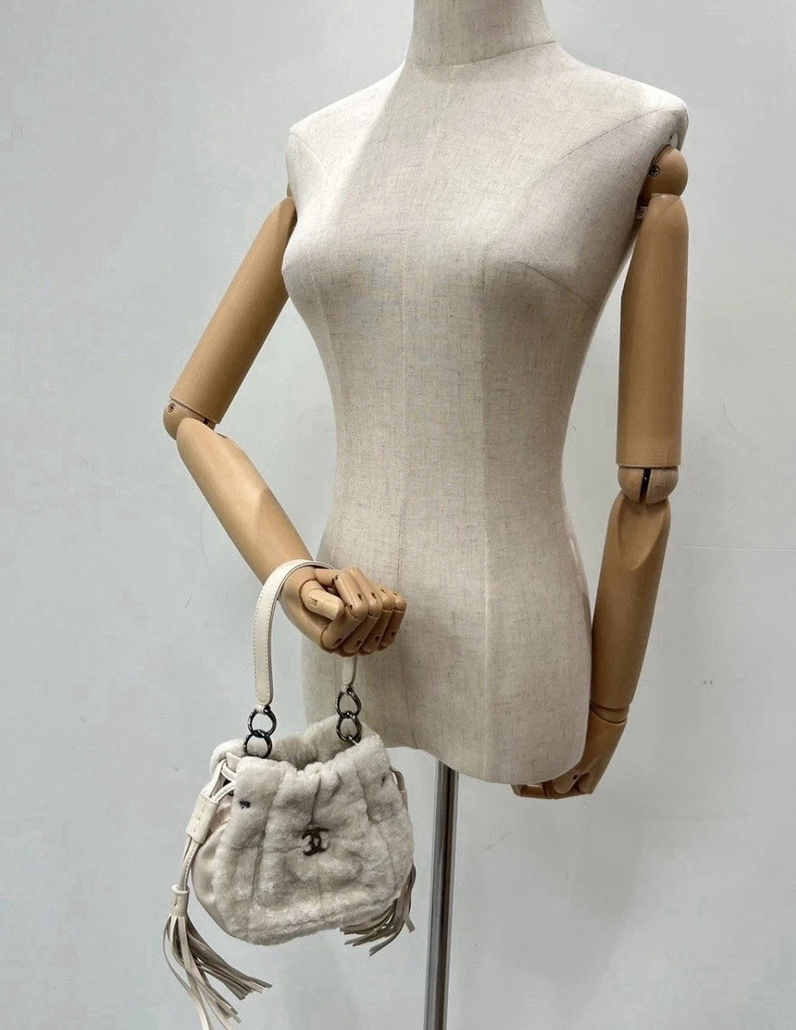 Borsa a mano CHANEL in pelle di pelliccia di lana avorio 2004 vintage con catena a tracolla