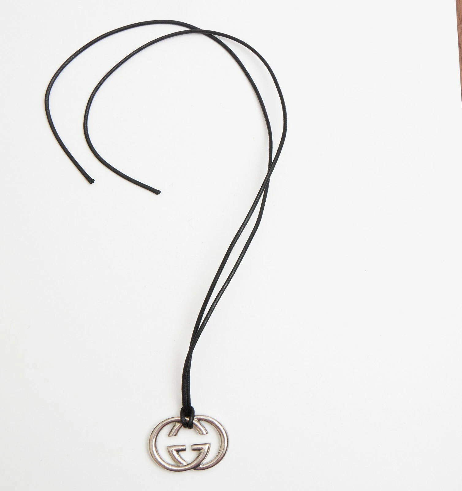 Collana GUCCI Cordino in Seta Nera Ciondolo Logo Metallo Argento