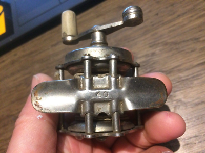 Petit moulinet de pêche en laiton antique de 2,25 Petit moulinet de pêche en laiton antique de 2,25