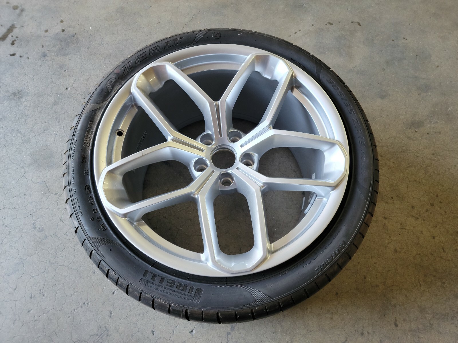 LAMBORGHINI HURACAN LP580 KARI REAR WHEEL RIM WITH TIRE OEM 4T0601017K