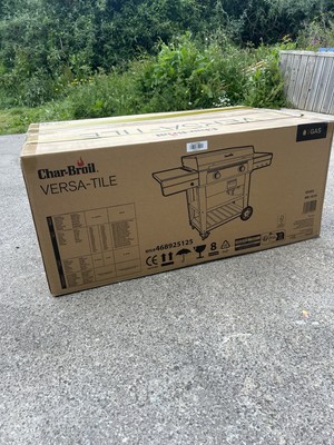 Char-Broil Versa-Tile 2-Flammen Gasgrill mit Grillplatte & Pizzaofen. 