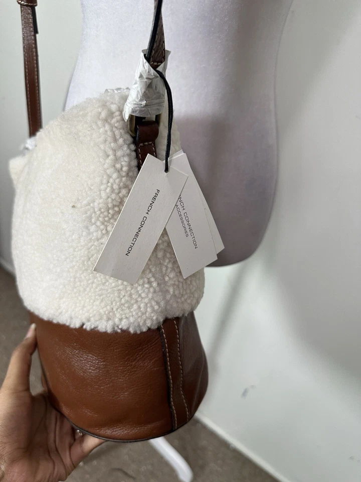 Mini bolso cubo de piel de oveja French Connection para mujer talla única COLOR CASABLANCA Foto 4 de 4