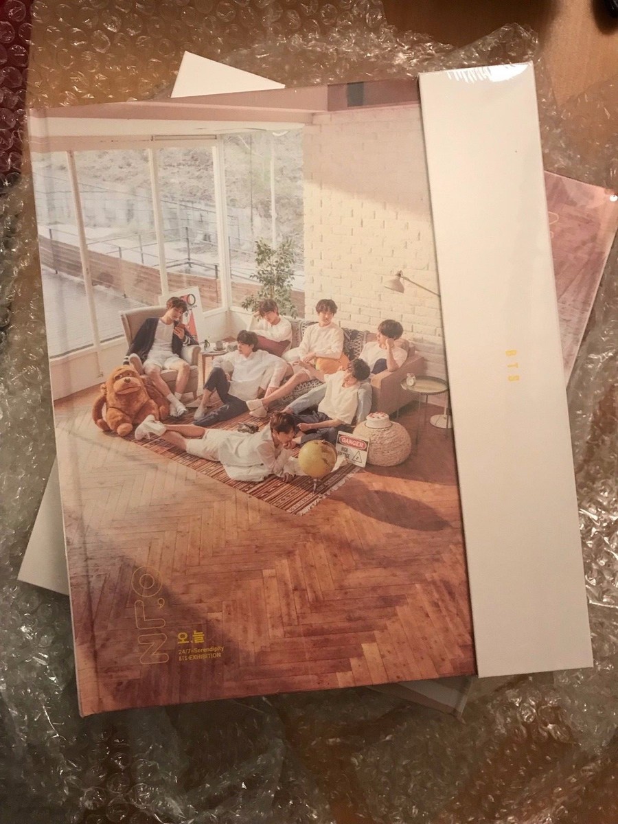 BTS 2018 OFFICIAL Exhibition Book + UNRELEASED LIVE PHOTO BTS 2018 OFFICIAL Exhibition Book + UNRELEASED LIVE PHOTO