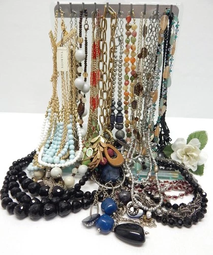 VINTAGE TO NOW FASHION/COSTUME/ CRAFT JEWELRY NECKLACE LOT,  MIXED MATERIALS