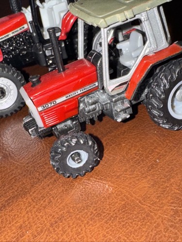 1/64 MASSEY FERGUSON 3070 & 8280 Both Front Wheel Assist - Picture 2 of 5