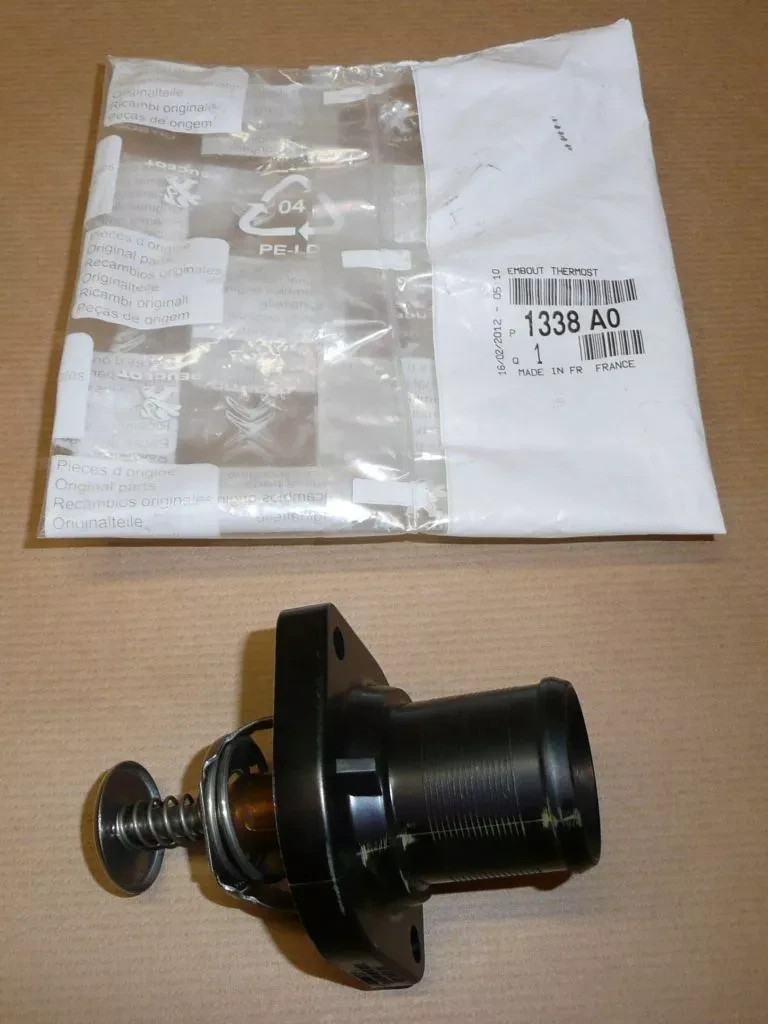 Boîtier thermostat 1338.A0 contre la surchauffe de Citroën Xsara 1.8
