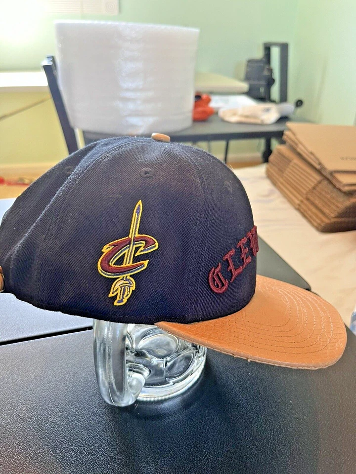 Sombrero Pro Standard Cleveland Cavaliers con visera y correa 100 % cuero Foto 4 de 4