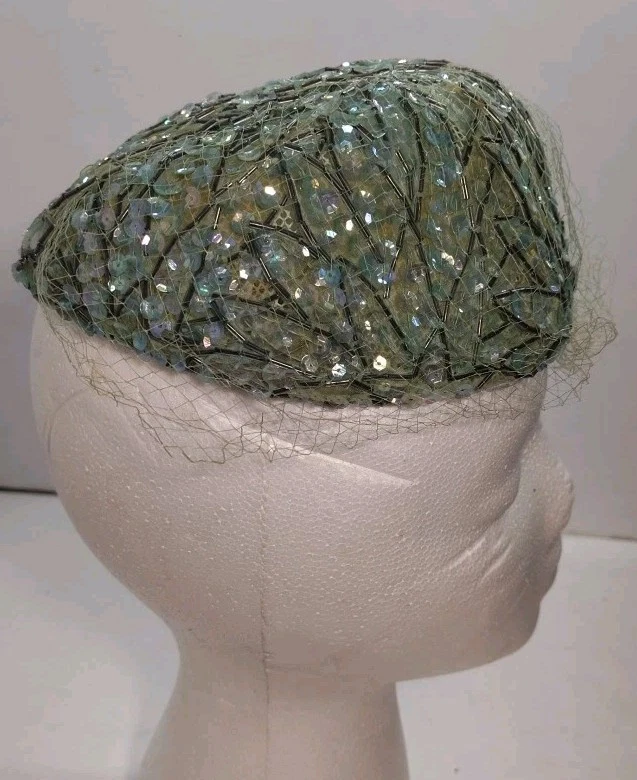 Sombrero de lentejuelas para mujer de colección de la década de 1940 con diseño de hojas de caja de sombrero peines de tul Foto 2 de 4