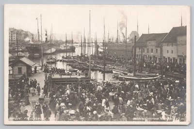 Bergen Norwegen Fischmarkt belebte Menge Szene 1908 K Knudsen 737 RPPC