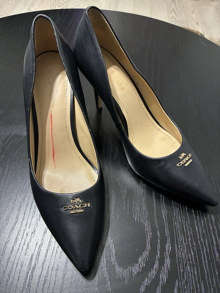 Sapatos de Salto COACH Alyce Couro Preto Sapatos Femininos 9B Logotipo Cavalo e Carruagem - Imagem 2 de 4