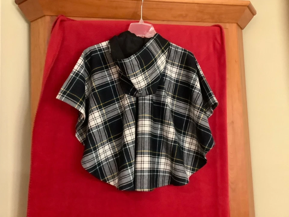 O’Neil of Dublin Hooded Cape Girls L Green Tartan Wool Blend Poncho - Image 3 of 4