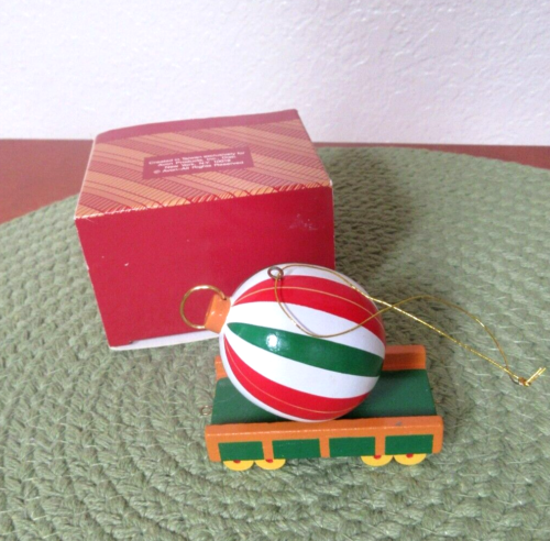 Ornement train de Noël AVON voiture plate 1987 rouge/blanc/vert dans sa boîte d'origine - Photo 1/5