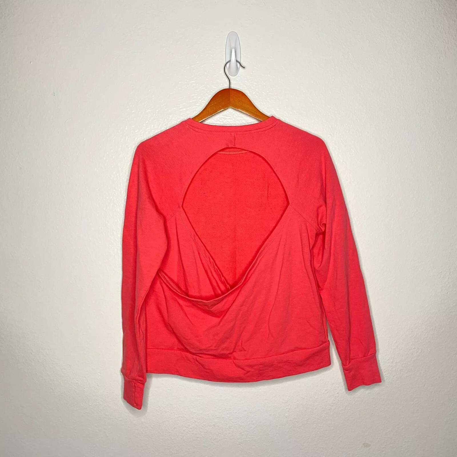fabletics open-back ginger pullover shirt