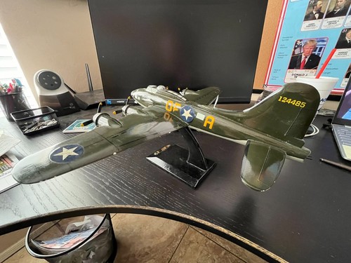B-17 Flying Fortress 1:48 Scale Mahogany Wood Model Airplane - Picture 5 of 7